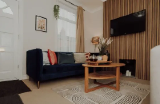 Bright House. 13 minutes to the theme park. Family sized victorian terrace.