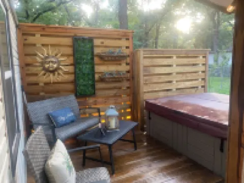 Charming and cozy. Vintage New Orleans vibe. Balcony view, hot tub and fire pit. 槍管城酒店