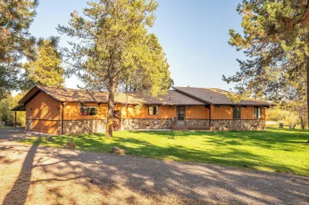 Riverfront Retreat / Hot Tub / Private Dock / Pet Friendly