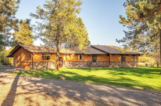 Riverfront Retreat / Hot Tub / Private Dock / Pet Friendly