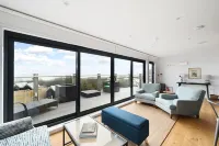 New apartment nestled on the seaside with expansive views of cliffs, sea and sky Hotels in Hastings