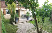 Air-conditioned gîte for 2 to 4 people, -5 min from St Emilion. Enclosed/private parking Hotels in Vignonet