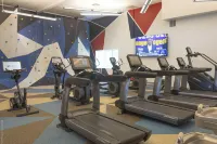 One bedroom W/ fitness Room & Swimming pool W/Discounted Rental car