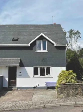 3 min walk in to town , Great location in town