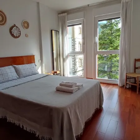 Charming, with views, comfortable and centrally located. Close to the river and the National Park.