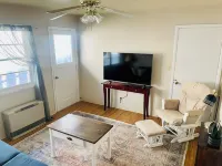 Charming 1-bedroom apartment in lovely John Day with WiFi, AC 존 데이 호텔