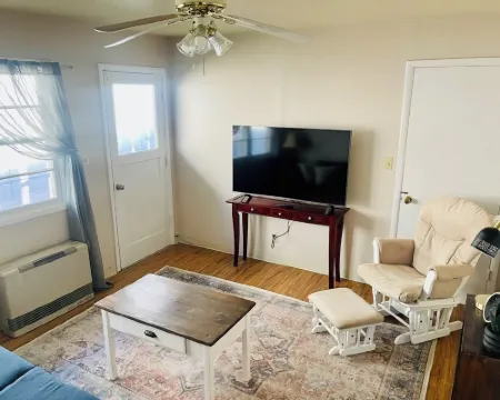 Charming 1-bedroom apartment in lovely John Day with WiFi, AC Hotels in John Day