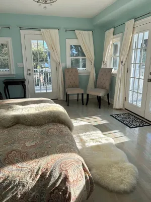 Harbor Master-Waterfront 3 bedroom home with endless pool pickleball fenced yard