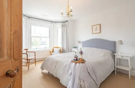 Bembridge Village 1 Minute Walk 4 Bedrooms 2 Bathrooms Plus Good Garden Отели в г. Бембридж