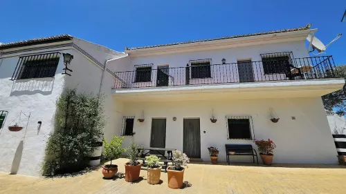 Spacious, cozy and family-friendly apartment above Lake Iznajar Hotels in Rute