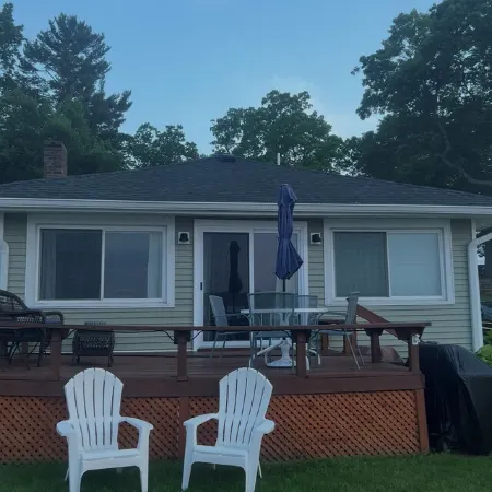 Charming 2-bedroom cottage with AC, WiFi on Pleasant Lake