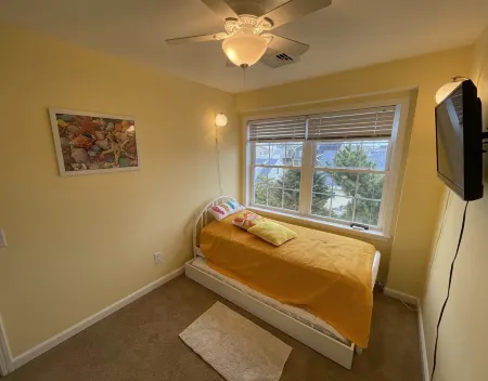 3 BDRM/2.5 Bath 8 Houses to Beach; Comfortable, No Crossing BLVD to get to Beach Отели рядом с достопримечательностью «Бичфронт»