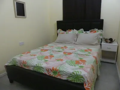 Southern Comfort at its best!  Family suite overlooking quaint village street... Hoteles en 