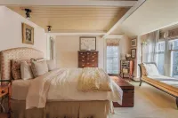 Beautiful three-bedroom shoreline house