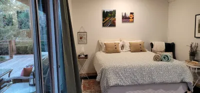 The Beehive@PinonPinesEstates. Hotels near Outlets at Tejon