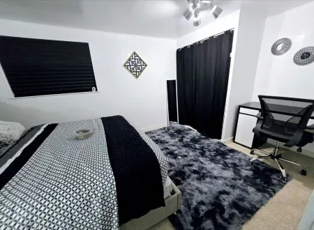 COZY 1Br Basement Suite Perfect for Couple!Free Sparkling Wine! Private Parking. Отели рядом с достопримечательностью «Парк Сентрал»