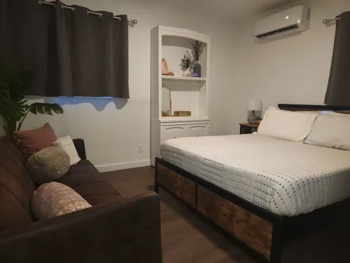 Charming 2-bedroom apartment with WiFi, AC in pleasant Grants Pass