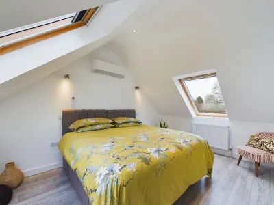 A tranquil farm stay in the Weald of Kent, 50mins from central London via PT. Hotels near St Mary the Virgin Church, High Halden