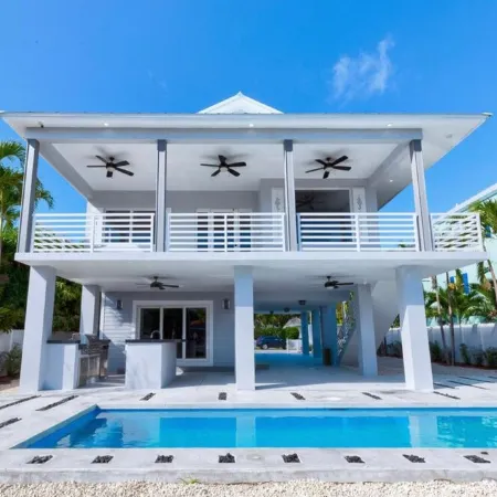 Islamorada Oasis, Luxurious 4 Bedroom 3 Bath Home. Heated Pool! Boat Lift Option
