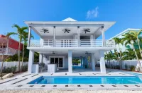 Islamorada Oasis, Luxurious 4 Bedroom 3 Bath Home. Heated Pool! Boat Lift Option - Private Pool