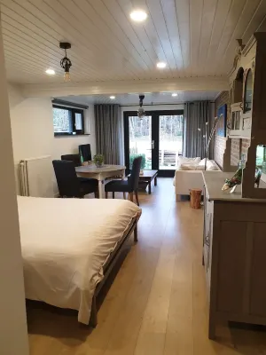 Spacious Studio, in wooded hiking/biking area. Near ASML. โรงแรมใน