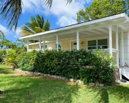 Breathtaking views within a tropical paradise-and just 10 minutes from the beach ノースウェストのホテル