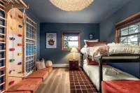 New 4BR Luxe Getaway Stunning Views/ Hot Tub/ Home Theater & Games- Pet Friendly