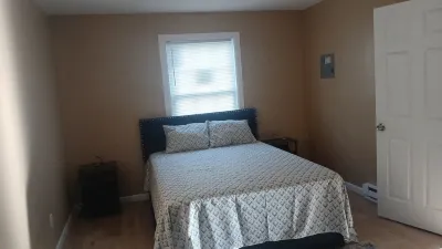 Cozy 1-bedroom apartment in enchanting Manchester, with A/C & wifi, kitchen 센터 스프링스 공원 주변 호텔