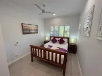Tranquil Bali-Style 4 br lux beachside townhouse with own pool Các khách sạn ở Clifton Beach