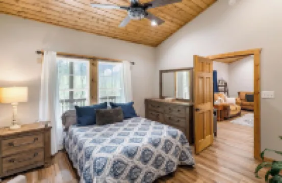 Cabin 4, the delightful Happy Cabin in the heart of Moravian Falls, NC