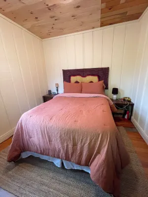 Charming 2-bedroom cabin in enchanting Gilboa with WiFi