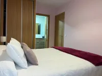 A 10 Minutos de Segovia Chalet con Jardín y Piscina en Pueblo Maravilloso Basardilla 호텔