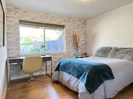 Mid Century View Home in Calabasas Отели в г. Калабасас