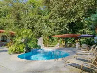 Private suite 103 with beautiful gardens, shared pool and BBQ area! Hotels in Dominical