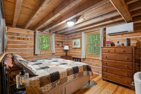 Hot Tub Coming in Nov ~ Charming Cabin That Has Beds for 8 Guests