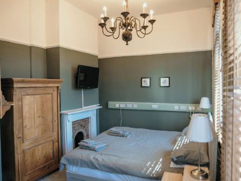 1-Bed Apartment Sleeps 4 | Near Altrincham Centre