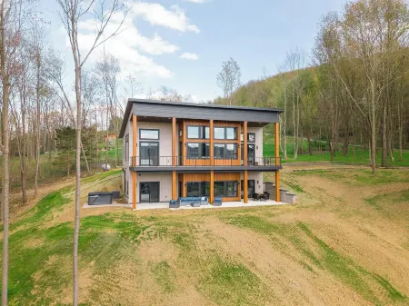 Sunset Sky Lodge Отели рядом с достопримечательностью «Deep Creek Marina»