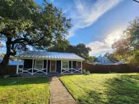 Charming 1-BR pet friendly house in Lockhart. Short stroll to the best BBQ spots Ξενοδοχεία στην πόλη Lockhart