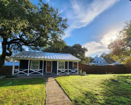 Charming 1-BR pet friendly house in Lockhart. Short stroll to the best BBQ spots Hotels in Lockhart