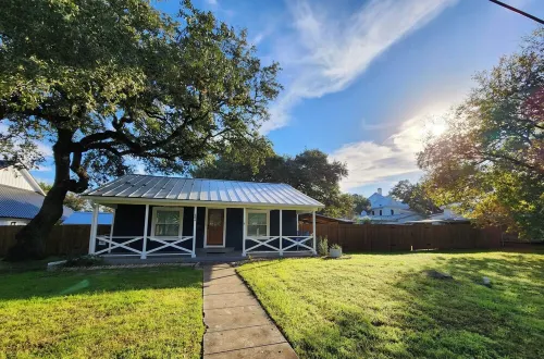 Charming 1-BR pet friendly house in Lockhart. Short stroll to the best BBQ spots Hotels in Lockhart