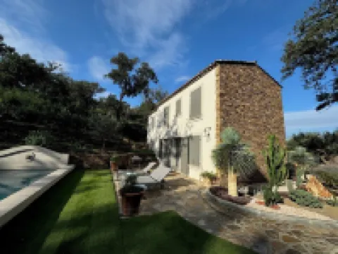 Renovated country house with large garden and swimming pool, quiet location, ideal for families