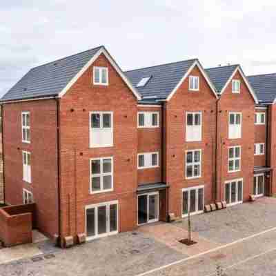 Riverside Haven in Woodbridge | Private Balcony Hotel Exterior