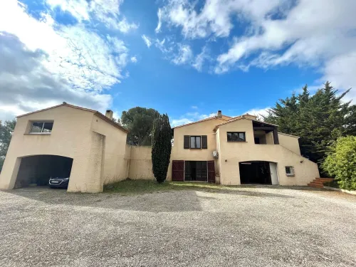 4 bedroom house in the heart of the pine forest with swimming pool Hôtels à : Lézignan-Corbières