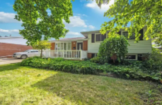 The Hanna Home- Inground Pool โรงแรมในซาร์เนีย