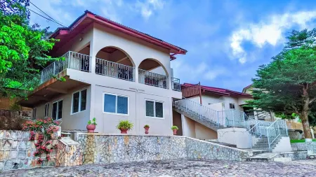 Charming 3-bedroom house in enchanting Aburi with WiFi, AC Отели в г. Абери