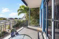 Manly Beach View Townhouse Haven - Coastal Retreat walk to the shops and water! 맨리 호텔