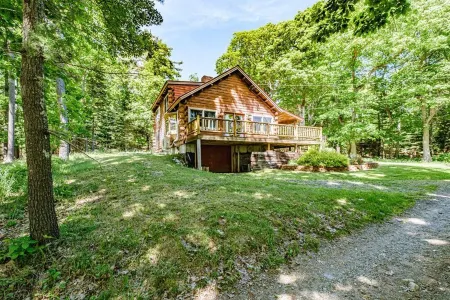 Cozy Log Cabin:  Woods on the Water Отели в г. Запад Бат