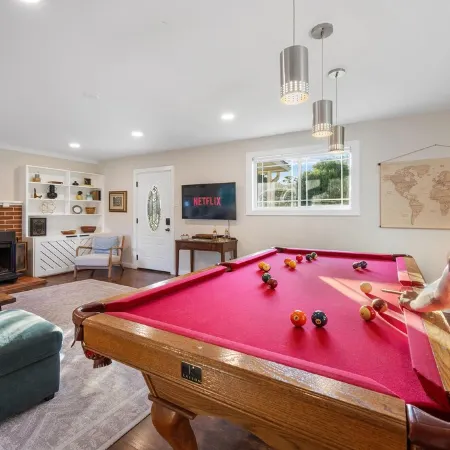 Belaire Lake Retreat, Cozy 2BR with Firepit & Kayaks