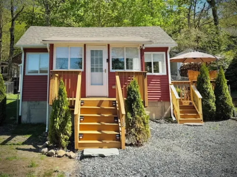 Charming 2-bedroom house in Greenwood Lake with Central AC/Heat