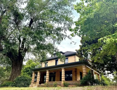 The Carriage Suite w/ Private Bathroom Отели в г. Маунт-Плезант